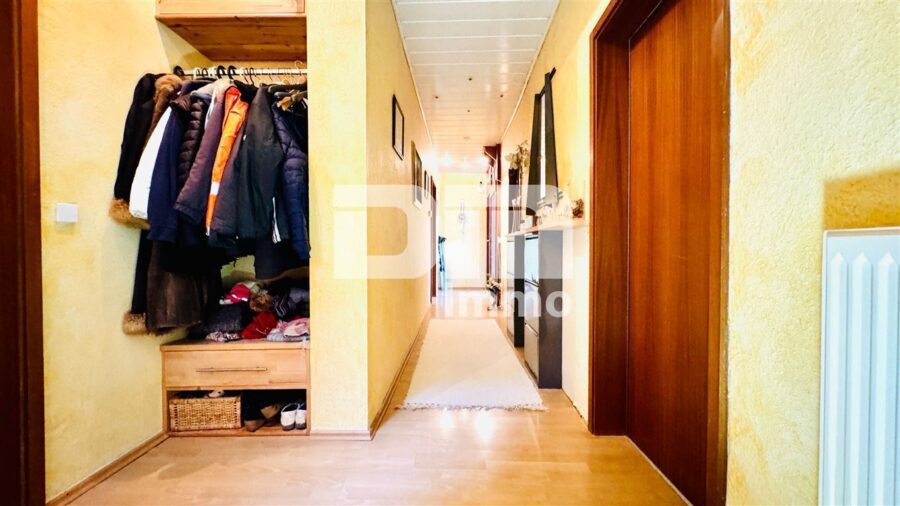 (R)eserviert!Sanierter Zweigenerationen-Traum mit Pooloase und autarker Zukunftsvorsorge - WE2 OG Flur / Diele / Garderobe